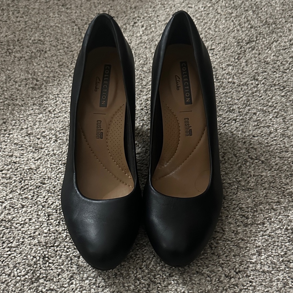 CLARKS COLLECTION Black Soft Cushion Leather Pump 7.5M